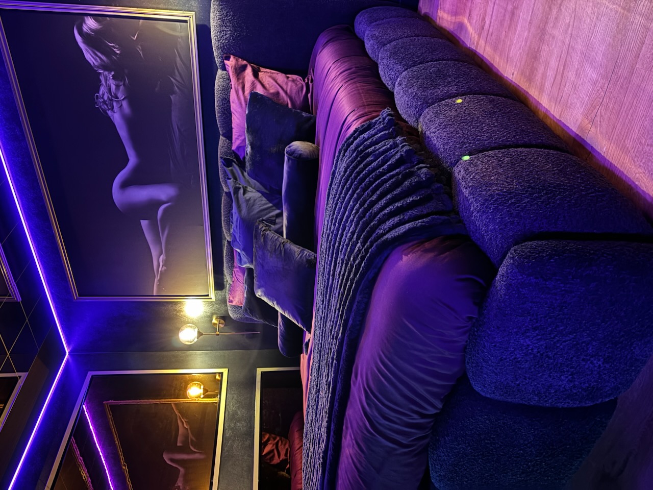 Lounge avec néons et tableaux artistiques
